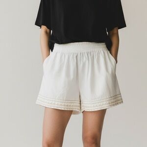 Tuckernuck Embroidered trim cotton shorts ladies size small white tan